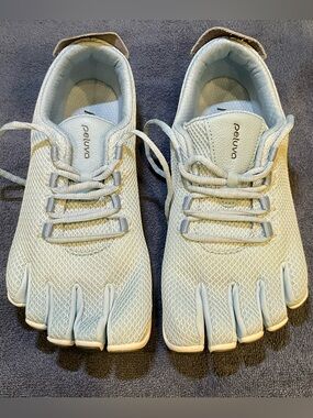 NEW Peluva Lt Blue Unisex Barefoot Shoes/Trainers Five-Toe Design Wm. 10
Men 8.5